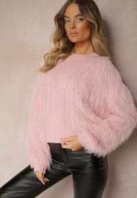 Renee - Różowy Sweter o Futrzanym Wykończeniu z Wełną Meriaune. Okazja: na co dzień. Kolor: różowy. Materiał: wełna, futro. Długość rękawa: długi rękaw. Długość: długie. Sezon: zima. Styl: casual