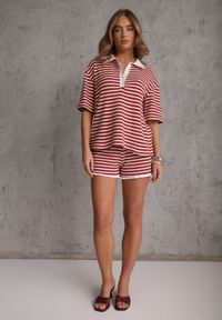 Renee - Beżowo-Czerwony Oversizowy Komplet z Dzianiny w Paski Koszulka Polo i Krótkie Spodenki Nanea. Kolor: beżowy. Materiał: dzianina. Wzór: paski #4