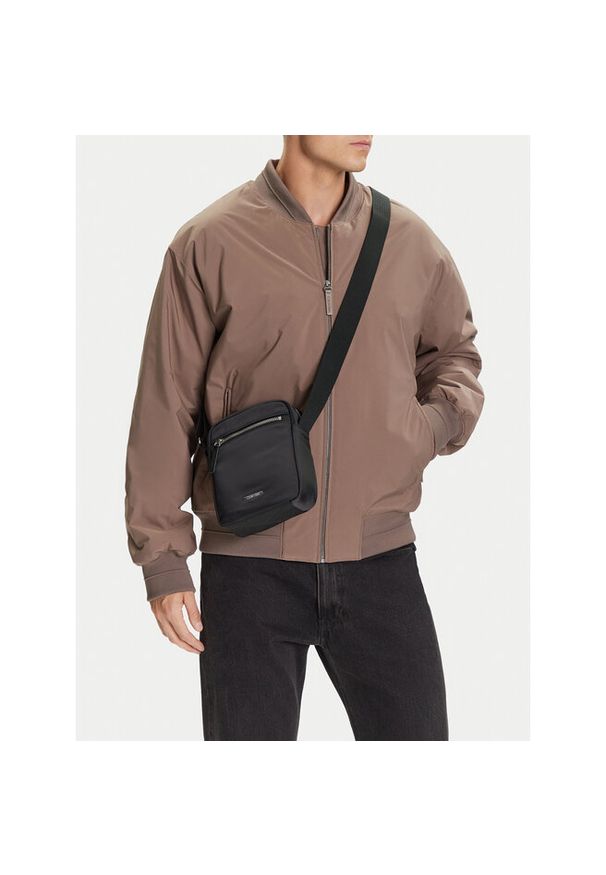 Saszetka Calvin Klein. Kolor: czarny. Materiał: nylon