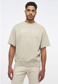 Mustang - MUSTANG Ben Crewneck SSleeve MĘSKA BLUZA Z KRÓTKIM RĘKAWEM LOGO Peyote 1013870 4094. Długość rękawa: krótki rękaw. Długość: krótkie