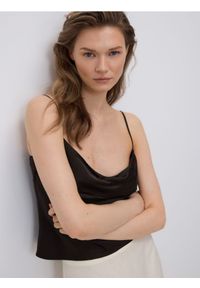 Reserved - Top z wiskozy - ciemnobrązowy. Kolor: brązowy. Materiał: wiskoza #1