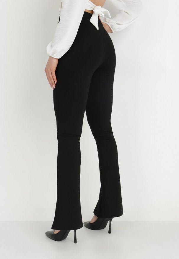 Born2be - Czarne Spodnie o Kroju Dzwonów z Ozdobnymi Rozcięciami Telocus. Okazja: na co dzień. Kolor: czarny. Styl: casual, elegancki