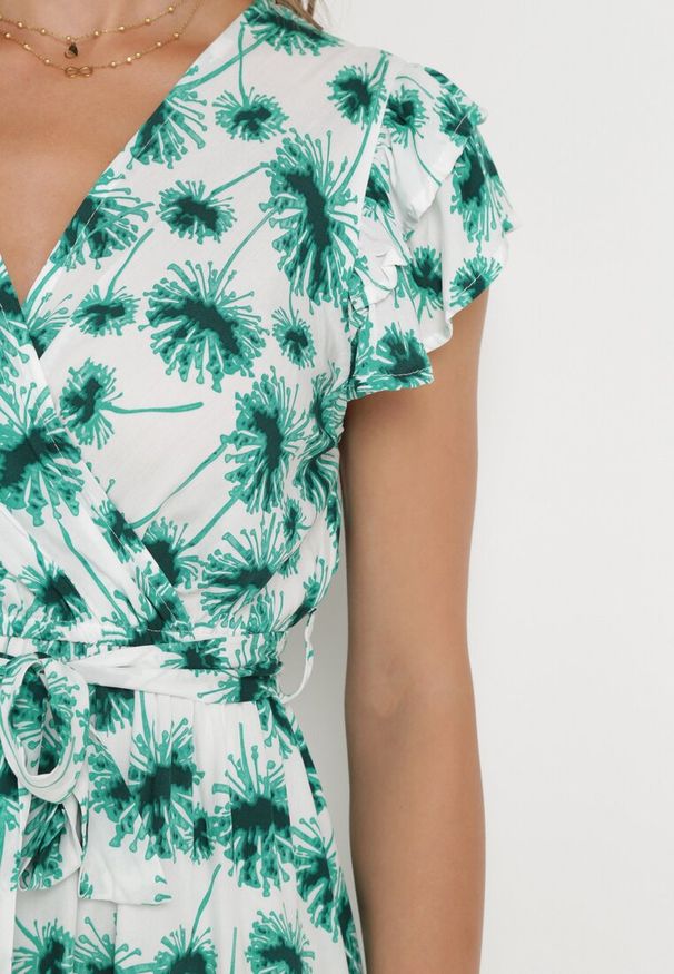 Born2be - Zielona Wiskozowa Maxi Sukienka z Kopertowym Dekoltem z Gumką w Pasie i Falbankami Ayzley. Typ kołnierza: kołnierz z falbankami. Kolor: zielony. Materiał: wiskoza. Wzór: aplikacja. Typ sukienki: kopertowe. Długość: maxi