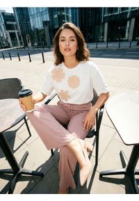 Sinsay - Bawełniana koszulka z aplikacją 3D - kremowy. Kolor: kremowy. Materiał: bawełna. Wzór: aplikacja #1