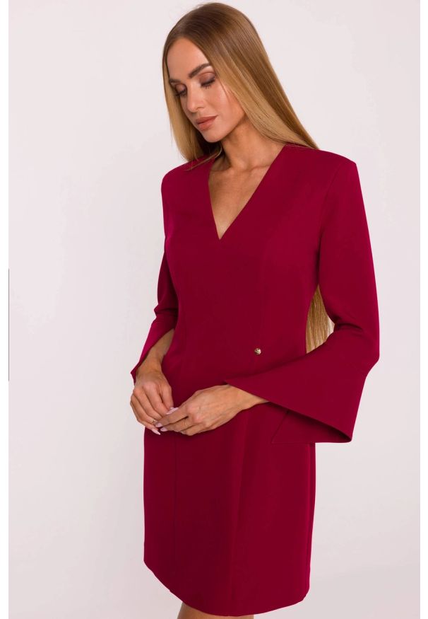 MOE - Elegancka sukienka trapezowa mini bordowa. Okazja: na co dzień, na spotkanie biznesowe, do pracy. Typ kołnierza: dekolt w kształcie V. Kolor: czerwony, brązowy. Materiał: tkanina. Wzór: gładki. Typ sukienki: proste, trapezowe, dopasowane. Styl: elegancki. Długość: mini