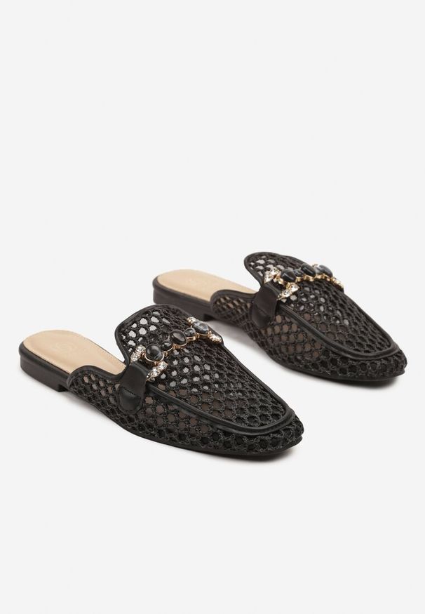 Born2be - Czarne Siateczkowe Klapki Typu Mule z Klamrą i Cyrkoniami Nimithara. Okazja: na co dzień, na spacer. Kolor: czarny. Materiał: jeans. Wzór: aplikacja. Sezon: wiosna, lato. Styl: casual, elegancki