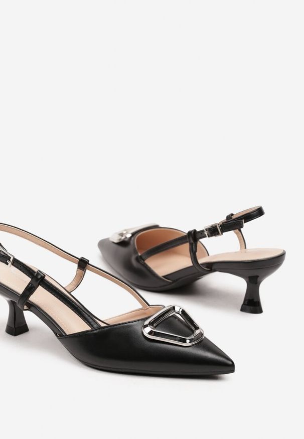 Born2be - Czarne Sandały na Kaczuszce Obcasie Bez Pięty z Metaliczną Aplikacją Nonamirae. Okazja: na co dzień, na spacer. Nosek buta: otwarty. Zapięcie: sprzączka. Kolor: czarny. Wzór: aplikacja. Sezon: wiosna, lato. Obcas: na obcasie. Styl: casual, klasyczny, elegancki. Wysokość obcasa: średni