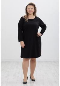 Moda Size Plus Iwanek - Trapezowa czarna sukienka Emma z kieszeniami PLUS SIZE XXL. Kolekcja: plus size. Kolor: czarny. Materiał: wiskoza, materiał, tkanina, poliester. Długość rękawa: długi rękaw. Typ sukienki: dla puszystych, trapezowe. Styl: elegancki. Długość: midi