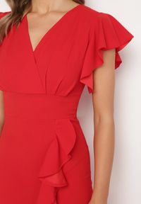 Born2be - Czerwona Dopasowana Sukienka z Kopertowym Dekoltem i Falbankami Leolani. Okazja: na co dzień. Typ kołnierza: kołnierz z falbankami. Kolor: czerwony. Materiał: jeans. Typ sukienki: kopertowe. Styl: casual, klasyczny