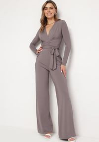 Born2be - Szary Kombinezon z Kopertowym Dekoltem Cizine. Okazja: na co dzień. Kolor: szary. Długość rękawa: długi rękaw. Długość: długie. Styl: casual #1