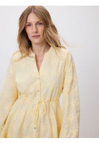 Reserved - Sukienka z haftem - jasnożółty. Kolor: żółty. Materiał: bawełna, tkanina. Wzór: haft #1