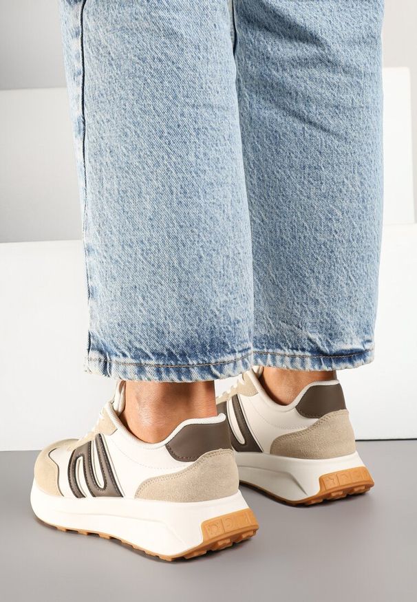 Renee - Ciemnobeżowe Sneakersy Ozdobione Geometrycznym Wzorem Eldvisa. Okazja: na co dzień. Kolor: beżowy. Materiał: jeans. Wzór: geometria, aplikacja