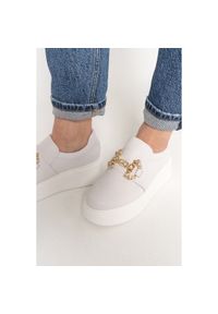 CheBello - Białe Sneakersy Chebello Stylowe Obuwie Damskie Na Platformie. Okazja: na uczelnię. Kolor: biały. Materiał: jeans, materiał. Wzór: aplikacja. Obcas: na platformie