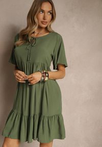 Renee - Ciemnozielona Bawełniana Sukienka Rozkloszowana z Wiązaniem przy Dekolcie Mepova. Okazja: na co dzień. Kolor: zielony. Materiał: bawełna. Styl: klasyczny, casual #3