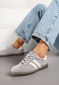 Renee - Szare Płaskie Sneakersy ze Skóry Naturalnej z Ozdobnymi Paskami Nelarielis. Okazja: na spacer, na co dzień. Zapięcie: pasek. Kolor: szary. Materiał: skóra. Wzór: paski. Obcas: na obcasie. Wysokość obcasa: niski. Sport: turystyka piesza