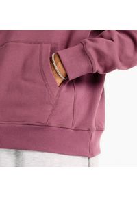 Bluza męska New Balance MT41534FDP – fioletowa. Typ kołnierza: kaptur. Kolor: fioletowy. Materiał: bawełna, prążkowany. Wzór: haft #5