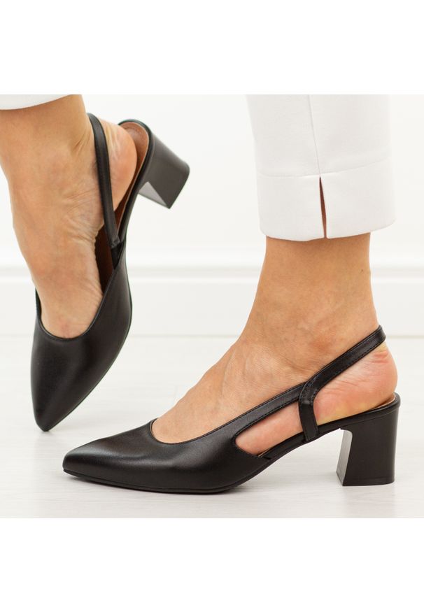 Czarne czółenka damskie bez pięty Sergio Leone Sk472. Okazja: na wesele, do pracy, na ślub cywilny. Zapięcie: pasek. Kolor: czarny. Materiał: skóra. Sezon: wiosna, lato, jesień. Obcas: na obcasie. Styl: klasyczny, elegancki. Wysokość obcasa: średni