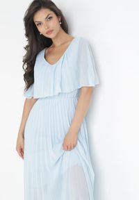Born2be - Jasnoniebieska Sukienka Plisowana z Szeroką Falbaną Przy Dekolcie Dinara. Kolor: niebieski. Styl: wizytowy. Długość: maxi #3
