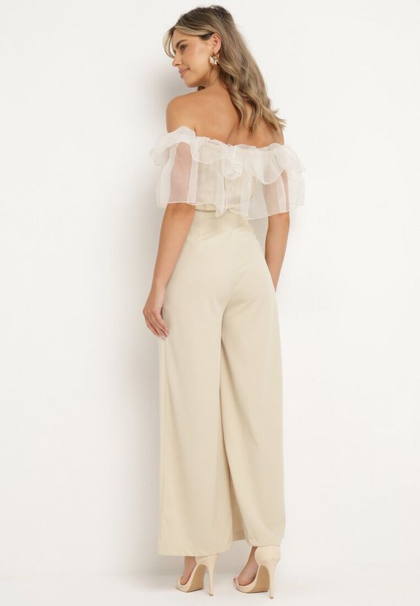 Born2be - Beżowy Kombinezon bez Rękawów z Dekoltem Ozdobionym Falbanką Tessella. Kolor: beżowy. Długość rękawa: bez rękawów. Wzór: aplikacja. Styl: wizytowy