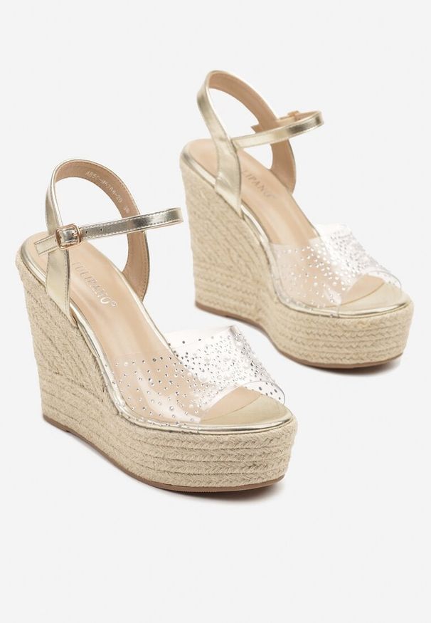 Born2be - Złote Sandały na Plecionym Koturnie z Transparentną Cholewką i Cyrkoniami Alulita. Okazja: na co dzień. Zapięcie: sprzączka. Kolor: złoty. Wzór: aplikacja. Sezon: lato. Obcas: na koturnie. Styl: casual, elegancki