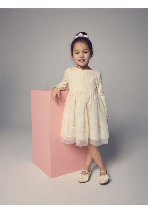 Reserved - Sukienka z tiulowym dołem - kremowy. Kolor: kremowy. Materiał: tiul