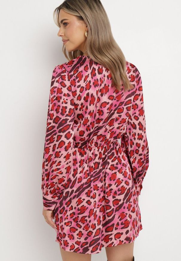 Born2be - Różowa Satynowa Sukienka Mini w Cętki z Kopertowym Dekoltem Nenexa. Kolor: różowy. Materiał: satyna. Wzór: aplikacja. Typ sukienki: kopertowe. Długość: mini