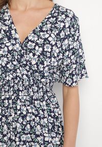 Born2be - Granatowa Kopertowa Sukienka w Kwiatowy Wzór o Rozkloszowanym Kroju Valriz. Okazja: na co dzień, na randkę, na spotkanie biznesowe. Typ kołnierza: dekolt w serek. Kolor: niebieski. Długość rękawa: krótki rękaw. Wzór: kwiaty. Typ sukienki: kopertowe. Styl: biznesowy, klasyczny, casual, elegancki #7