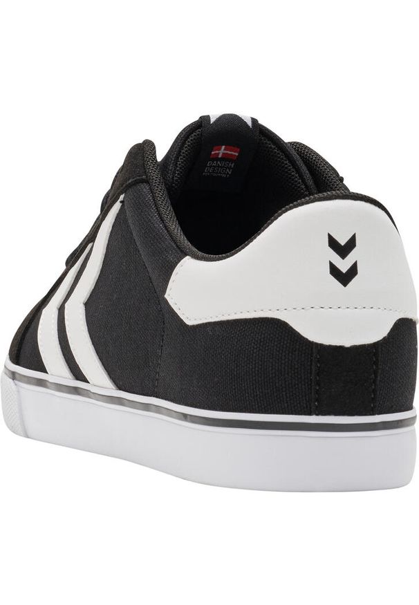Trenerzy Hummel Leisure Lx-E. Kolor: czarny. Materiał: mikrofibra, zamsz. Szerokość cholewki: normalna. Wzór: jodełka