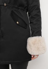 Born2be - Czarno-Beżowa Kurtka Parka z Futerkiem i Kapturem Aresja. Okazja: na co dzień. Kolor: czarny. Materiał: futro. Sezon: zima. Styl: casual #3