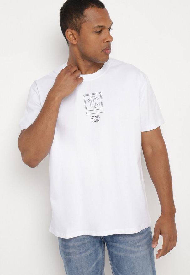 Born2be - Biała Koszulka Bawełniana z Krótkim Rękawem i Nadrukiem Nobalia. Okazja: na co dzień. Kolekcja: plus size. Kolor: biały. Materiał: bawełna. Długość rękawa: krótki rękaw. Długość: krótkie. Wzór: nadruk. Styl: elegancki, casual