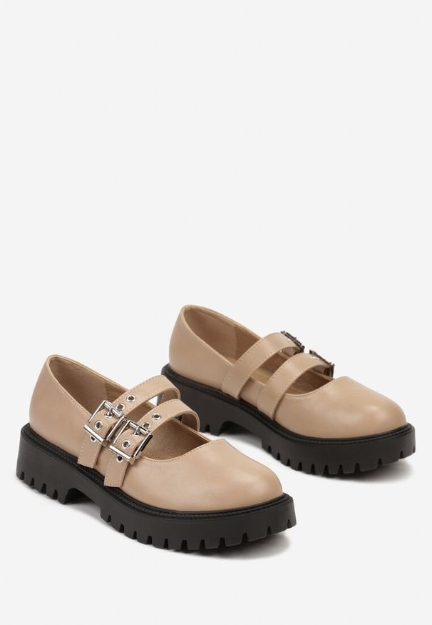Born2be - Ciemnobeżowe Płaskie Półbuty Ozdobione Paskami ze Sprzączkami Mevanella. Okazja: na co dzień. Zapięcie: pasek. Kolor: beżowy. Materiał: jeans. Wzór: aplikacja. Styl: elegancki, casual
