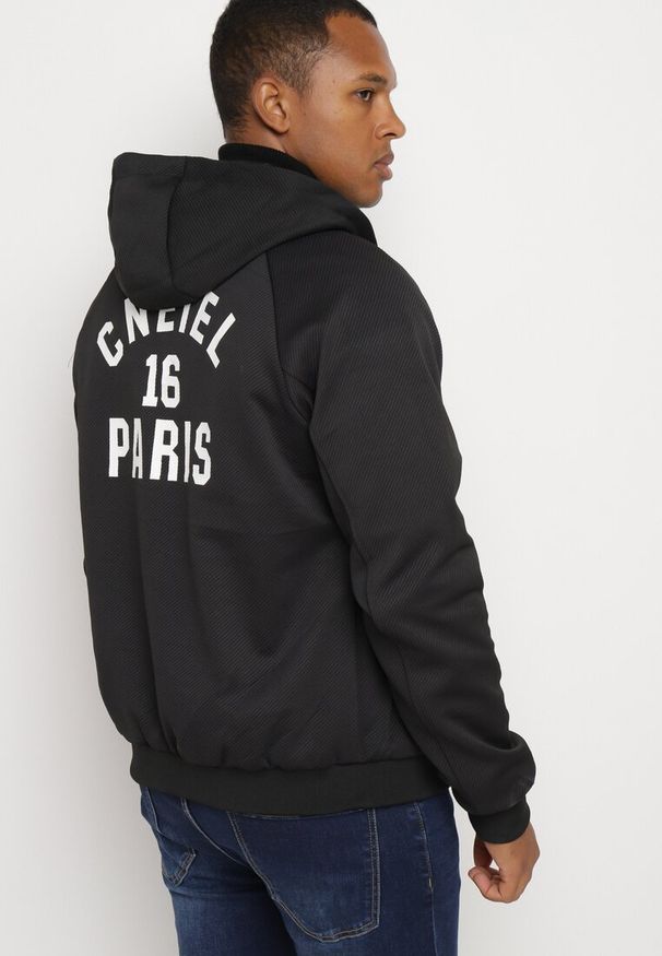 Born2be - Niebiesko-Czarna Dwustronna Kurtka Bomberka z Kapturem Ozdobiona Paskami i Napisami Mevalora. Okazja: na co dzień. Typ kołnierza: kaptur. Kolor: niebieski. Materiał: jeans, skóra. Wzór: napisy, aplikacja. Styl: elegancki, casual, klasyczny