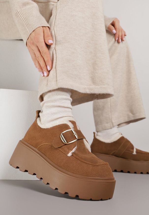 Renee - Jasnobrązowe Śniegowce na Platformie z Paskiem ze Sprzączką i Futrem Unweda. Nosek buta: okrągły. Zapięcie: pasek. Kolor: brązowy. Materiał: futro. Sezon: zima. Obcas: na platformie. Wysokość obcasa: średni