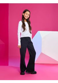 Sinsay - Spodnie dresowe flare - czarny. Kolor: czarny. Materiał: dresówka #1