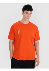 4f - T-shirt oversize z nadrukiem męski - pomarańczowy. Okazja: na co dzień. Kolor: pomarańczowy. Materiał: bawełna, jersey, dzianina, materiał. Wzór: nadruk. Styl: sportowy, casual, elegancki, klasyczny