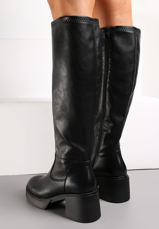 Renee - Czarne Kozaki Przed Kolano z Ekoskóry na Słupku Zapinane na Zamek Stallata. Wysokość cholewki: przed kolano. Zapięcie: zamek. Kolor: czarny. Sezon: zima, jesień. Obcas: na słupku