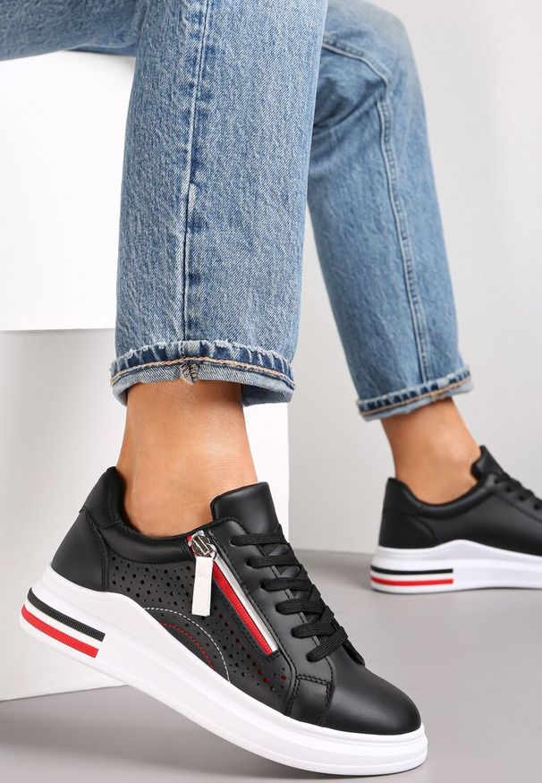 Renee - Czarne Sneakersy Zdobione Ażurowymi Wycięciami i Suwakiem Kerstin. Kolor: czarny. Szerokość cholewki: wąska. Wzór: aplikacja, ażurowy. Obcas: na platformie