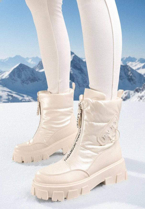 Born2be - Beżowe Śniegowce na Płaskiej Podeszwie z Zamkiem z Przodu i Napisem Bulluna. Zapięcie: zamek. Kolor: beżowy. Materiał: jeans. Wzór: napisy. Obcas: na płaskiej podeszwie