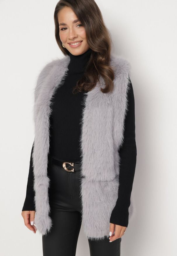 Born2be - Szara Kamizelka z Futerka Ozdobiona Wstawkami z Ekoskóry Robenissa. Kolor: szary. Materiał: futro. Wzór: aplikacja