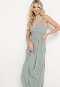 Born2be - Ciemnozielona Sukienka Rozkloszowana na Regulowanych Ramiączkach z Bawełny Aletise. Okazja: na co dzień, na spacer. Typ kołnierza: dekolt w kształcie V. Kolor: zielony. Materiał: bawełna. Długość rękawa: na ramiączkach. Styl: casual, elegancki #6