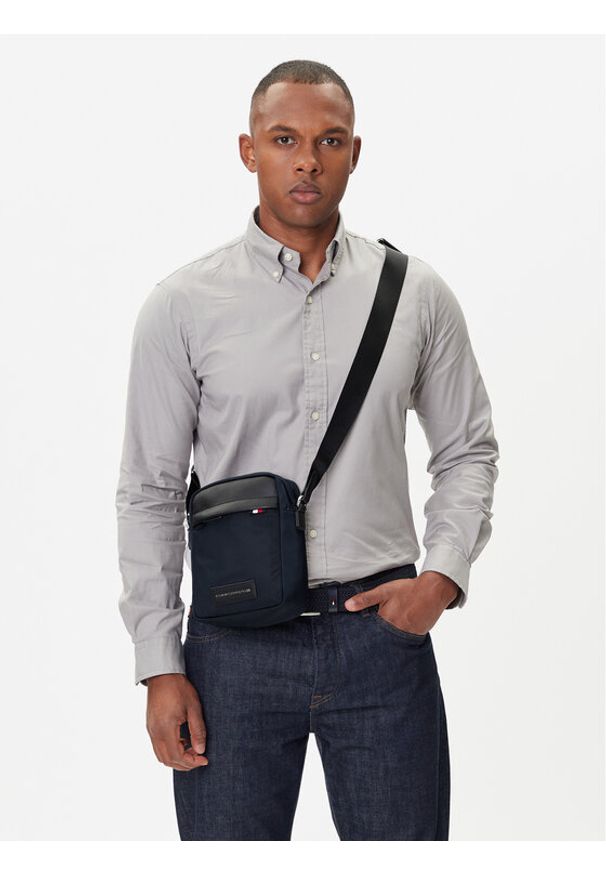 TOMMY HILFIGER - Tommy Hilfiger Saszetka Th Nylon Mini Reporter AM0AM13618 Granatowy. Kolor: niebieski. Materiał: materiał