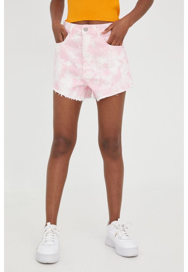 Pieces szorty jeansowe damskie kolor różowy wzorzyste high waist. Okazja: na co dzień. Stan: podwyższony. Kolor: różowy. Materiał: jeans. Styl: casual