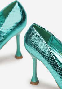 Born2be - Zielone Szpilki Zdobione Wężowym Wzorem Jessika. Nosek buta: otwarty. Kolor: zielony. Wzór: aplikacja. Obcas: na szpilce. Styl: klasyczny. Wysokość obcasa: średni #3