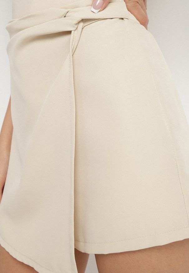 Born2be - Beżowe Asymetryczne Spódnico-Szorty z Wysokim Stanem Vionira. Okazja: na co dzień. Stan: podwyższony. Kolor: beżowy. Styl: casual, klasyczny