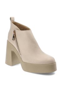 Beżowe Botki Armodo Modne Buty Na Obcasie. Okazja: na co dzień. Zapięcie: zamek. Kolor: beżowy. Materiał: skóra. Obcas: na obcasie. Styl: casual, elegancki. Wysokość obcasa: średni