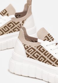 Born2be - Biało-Beżowe Sneakersy na Platformie z Geometrycznym Wzorem Lallana. Nosek buta: okrągły. Kolor: biały. Materiał: materiał, guma. Szerokość cholewki: normalna. Wzór: geometria. Obcas: na platformie