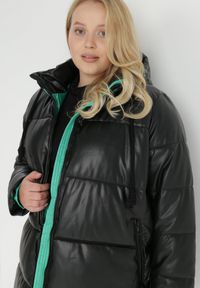 Born2be - Czarno-Zielona Kurtka Zimowa Pikowana Hirorve. Typ kołnierza: kołnierzyk stójkowy. Kolekcja: plus size. Kolor: czarny. Sezon: zima #6