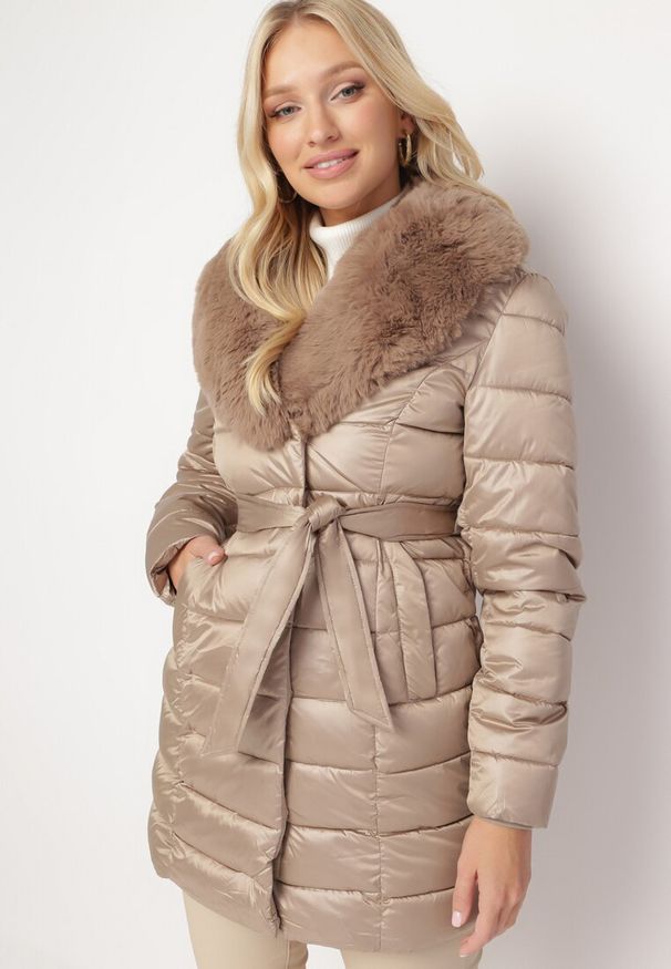 Born2be - Beżowa Pikowana Kurtka z Paskiem i Futrzanym Kołnierzem Gunnitte. Typ kołnierza: bez kaptura. Kolor: beżowy. Materiał: futro. Styl: elegancki