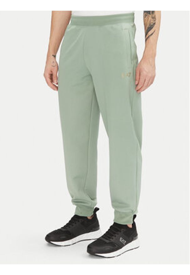 EA7 Emporio Armani Dres 7M000554 AF13526 U9024 Zielony Regular Fit. Kolor: zielony. Materiał: syntetyk