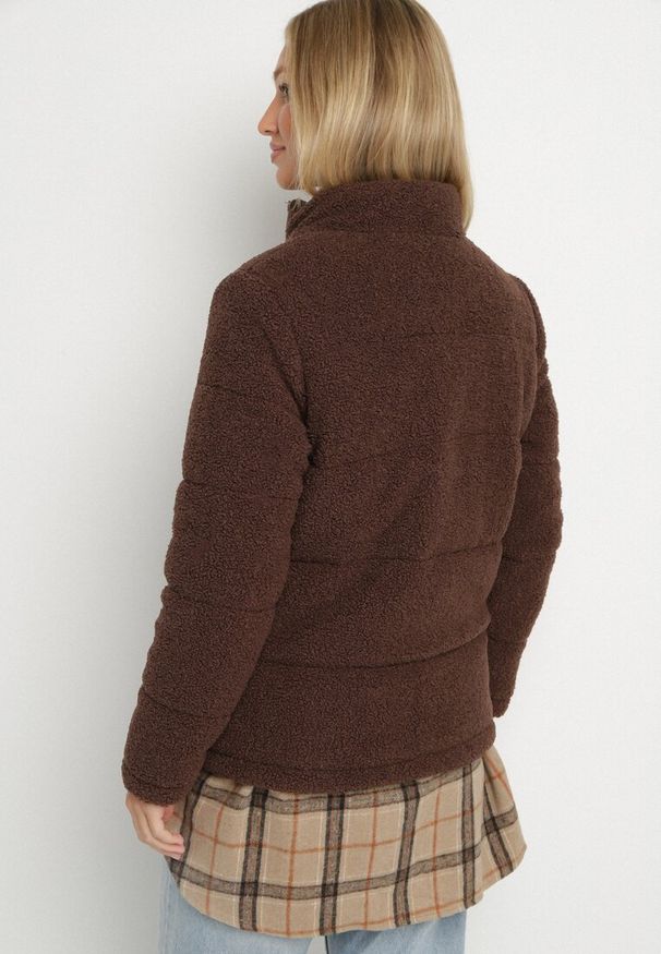 Born2be - Brązowa Futrzana Kurtka Pikowana w Stylu Baranka Olettana. Okazja: na co dzień. Kolor: brązowy. Materiał: futro. Styl: casual